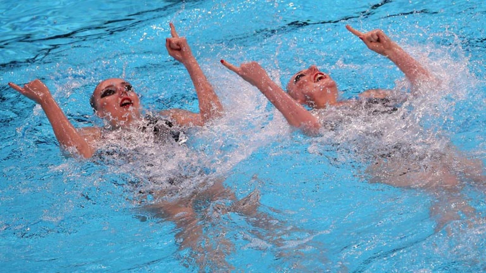 Ejercicio técnico dúo de natación sincronizada.