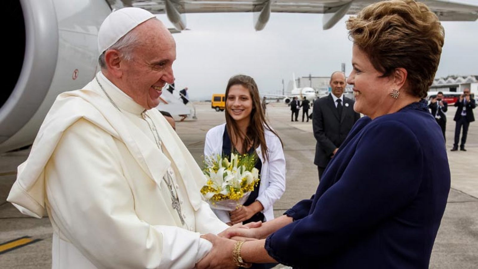 Noticias 24h: El papa Francisco se acerca al pueblo en su llegada a la JMJ de Brasil | RTVE Play