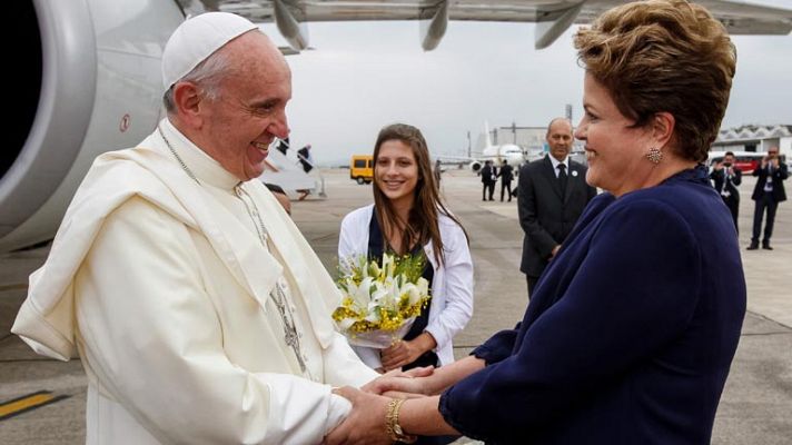 El papa Francisco se acerca al pueblo en su llegada a la JMJ de Brasil