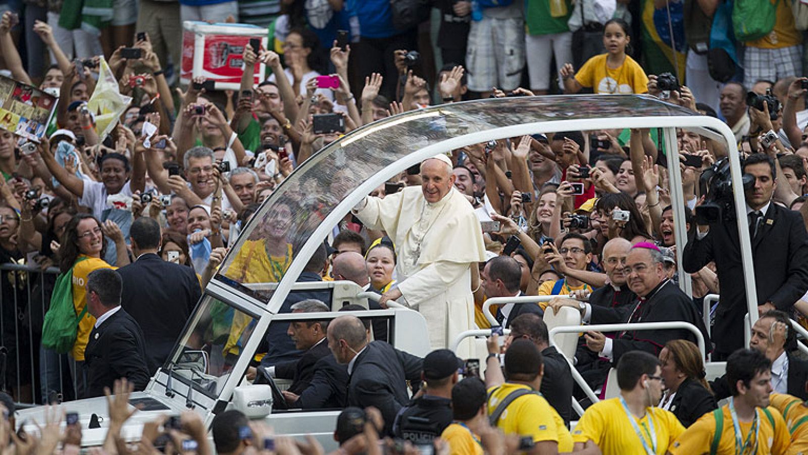Telediario 1: El Papa se acerca al pueblo a su llegada a Brasil | RTVE Play
