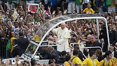 El Papa se acerca al pueblo a su llegada a Brasil