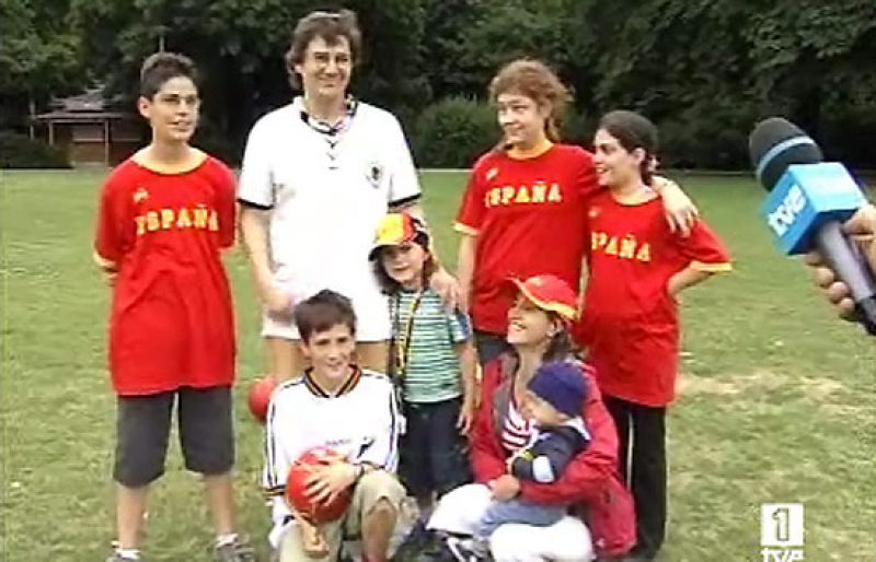 La familia Rissman-García vive en Berlín, y el domingo seguirá la final entre España y Alemania con el corazón en un puño y dividido en dos por la afición de sus miembros a ambos equipos. 