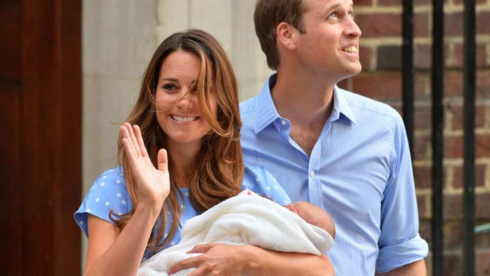 Noticias 24h: Kate y William presentan al bebé | RTVE Play