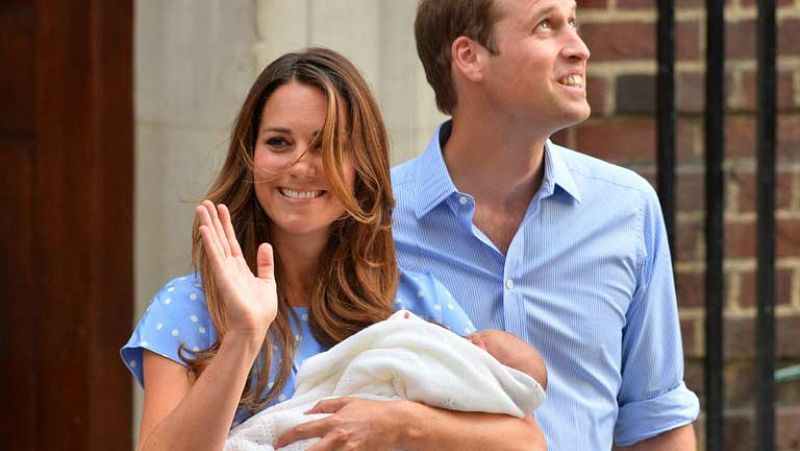 Los duques de Cambridge salen del hospital con su primer hijo