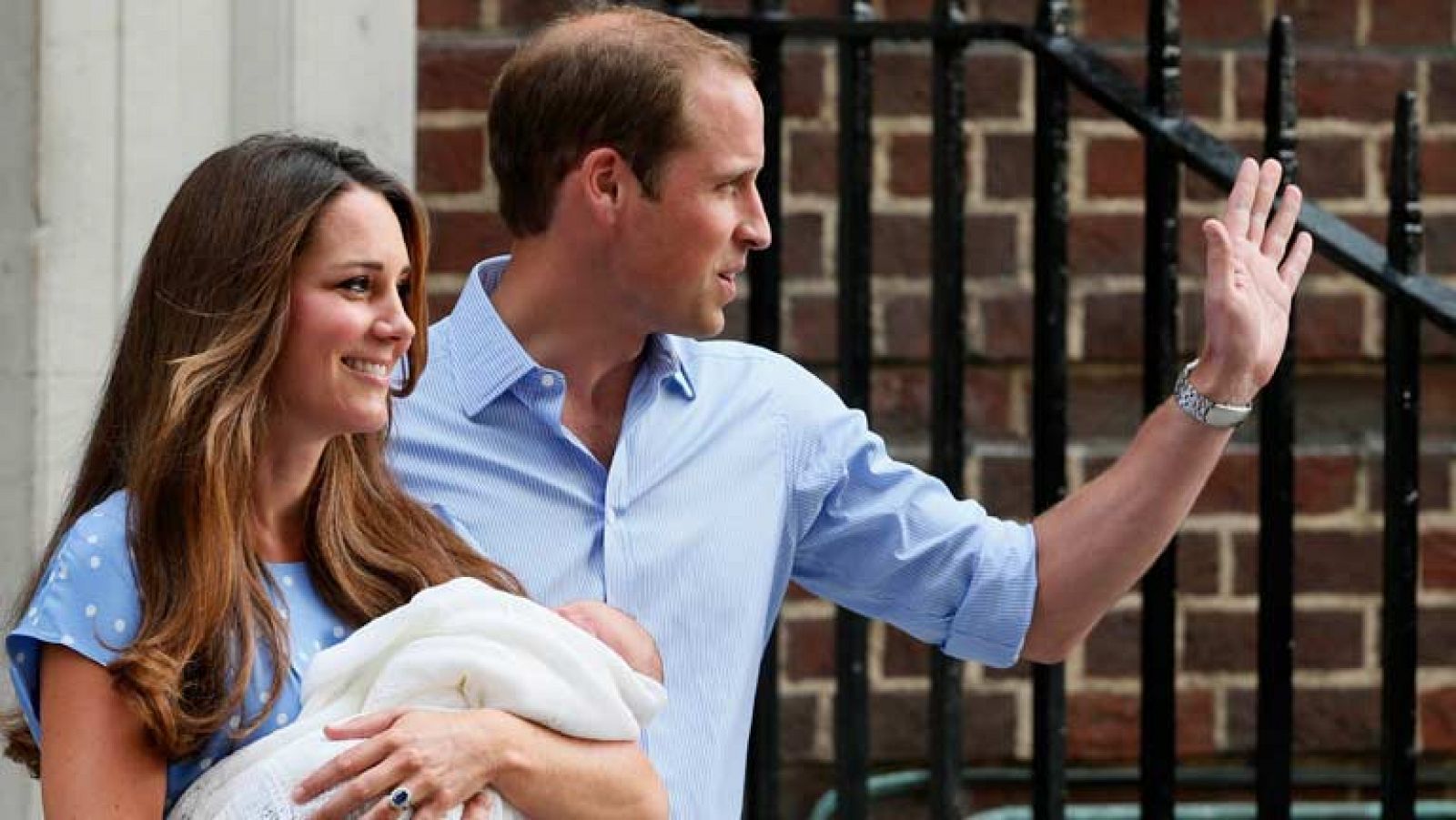 Guillermo y Catalina vuelven a casa con su bebé, el príncipe de Cambridge