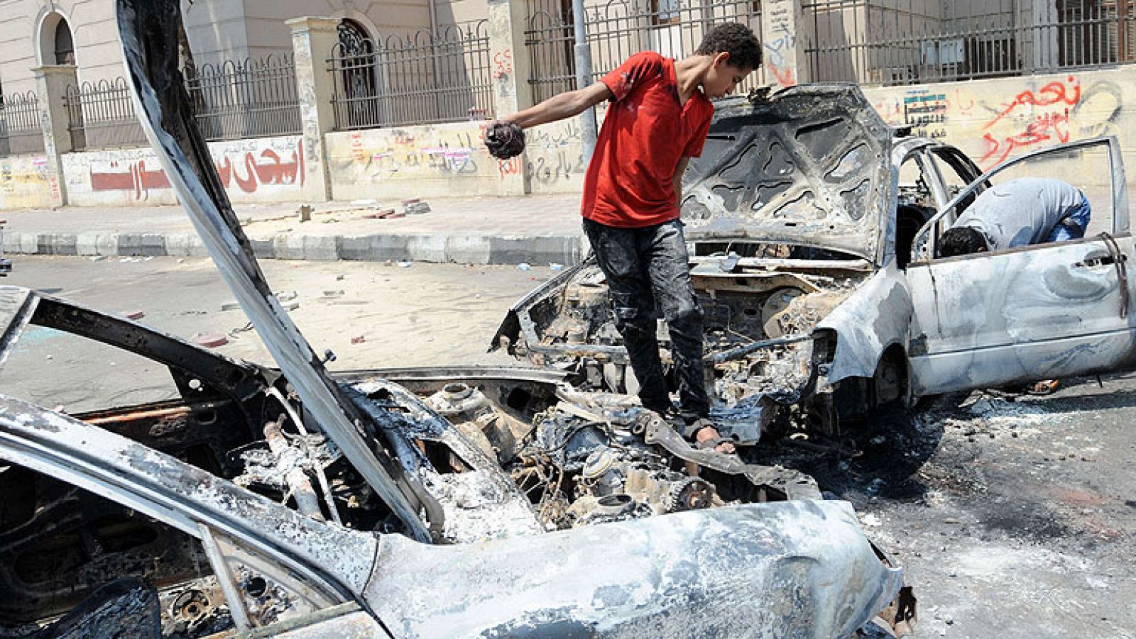 Telediario 1: Un nuevo muerto tras otra jornada de violencia en Egipto | RTVE Play