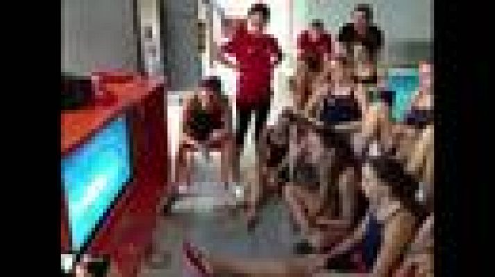  - El equipo de natación sincronizada revisa vídeos de las elminatorias