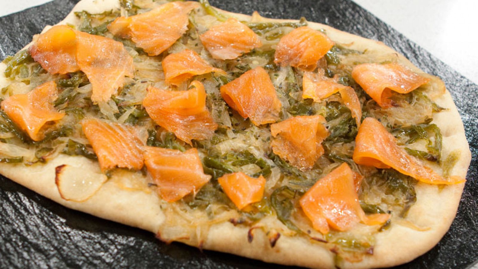  Coca de pimientos y salmón ahumado