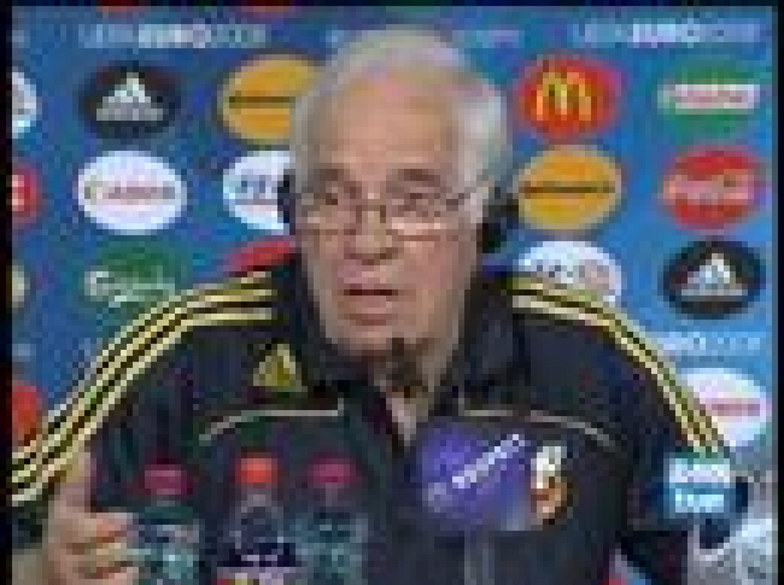 Aragonés dice que se va porque no se ha hecho nada por que se quede | Ver