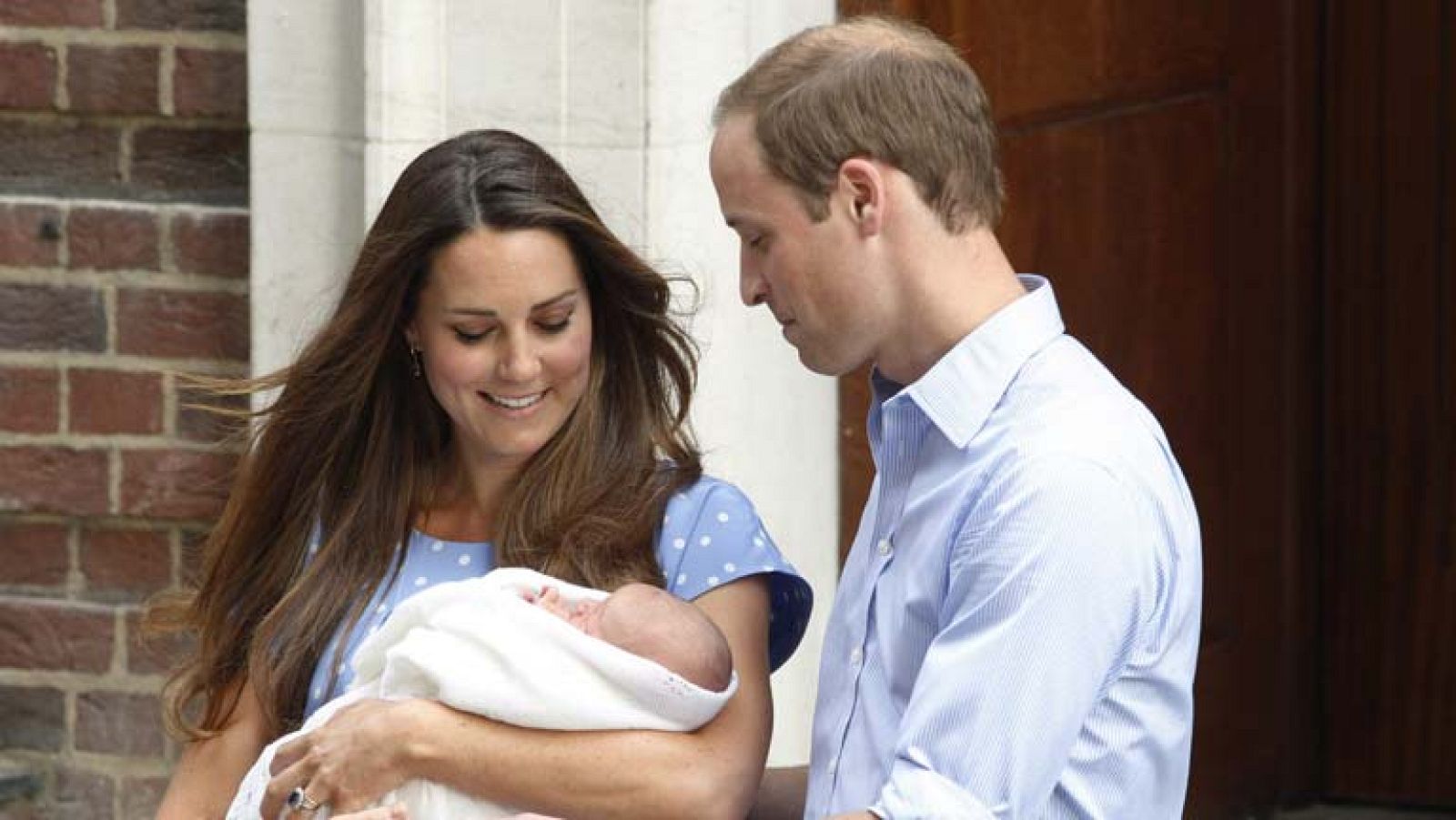 La reina Isabel II visita a su tercer biznieto antes de iniciar sus vacaciones