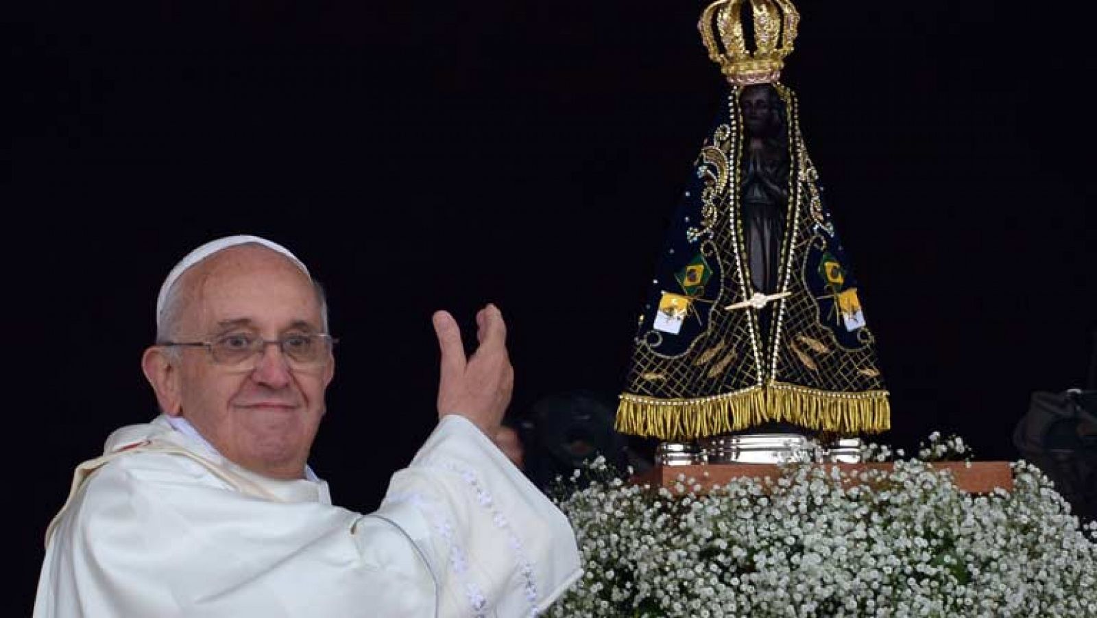 Una multitud recibe al papa bajo la lluvia en el Santuario de Aparecida de Brasil