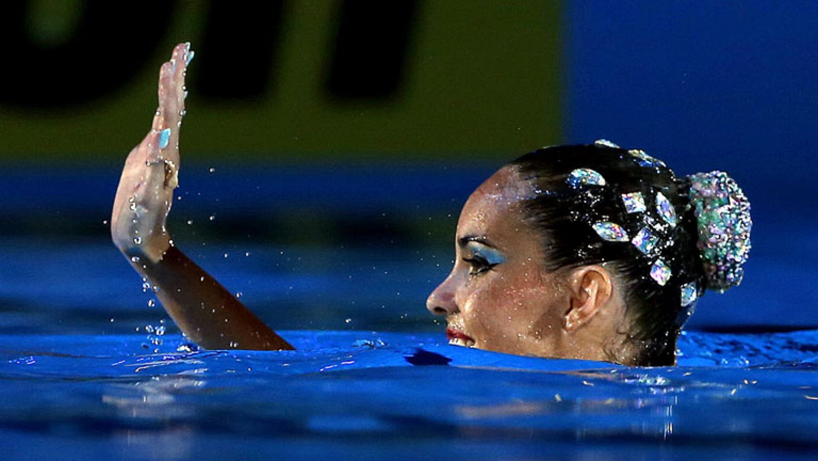 La nadadora española Ona Carbonell ha vuelto a conseguir una medalla de bronce en los Mundiales de natación de Barcelona con su homenaje en la final del solo libre a los Juegos Olímpicos de 1992 que albergó la capital catalana, en una emocionante interpretación del 'Barcelona' de Caballé y Mercury que no le bastó para acercarse a la gran dominadora de la sincronizada, la rusa Svetlana Romashina, ni a la china Huang Xuechen, que repiten el oro y la plata del solo técnico.