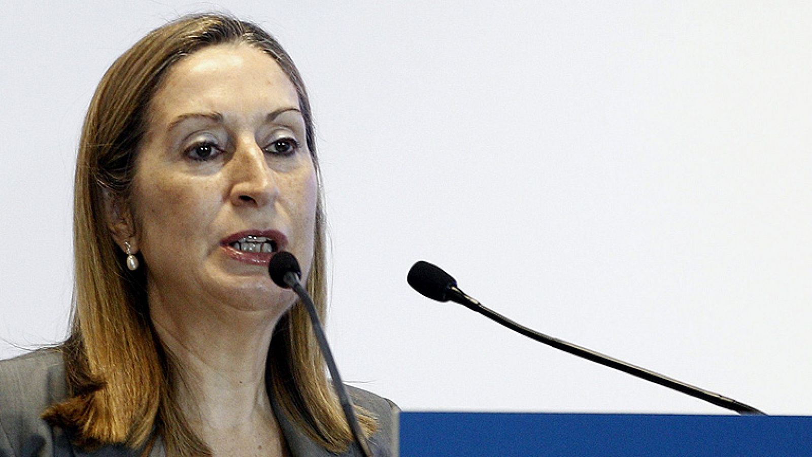 Ana Pastor: "Aún es pronto para saber las causas del accidente"