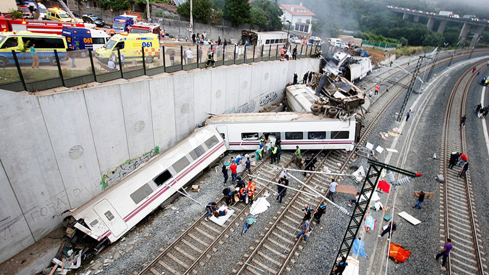 Informativo 24h: Al menos 60 muertos y más de 125 heridos en el accidente de un tren Alvia en Santiago | RTVE Play