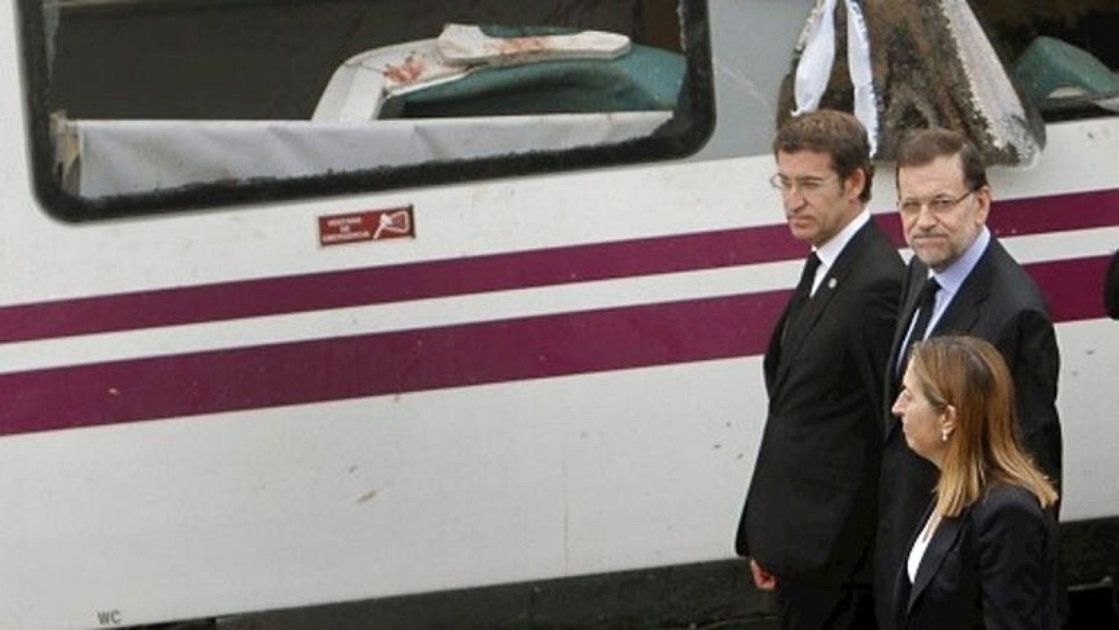 El presidente del Gobierno, Mariano Rajoy, ha podido comprobar in situ los restos del accidente acompañado de la ministra de Fomento y del presidente de la Xunta, Nuñez Feijoó. Estos se dirigen ahora hacia los hospitales.