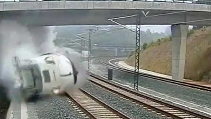  En las imágenes se observa cómo el tren, que iba a una gran velocidad, descarrila justo al tomar una curva pronunciada en las inmediaciones de Santiago de Compostela. 