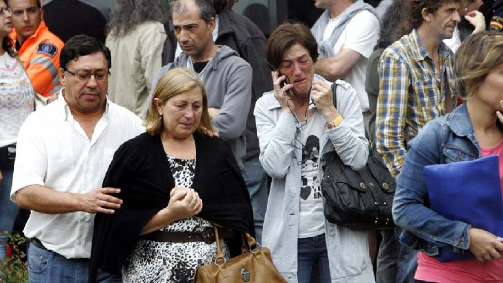 Las familias de los pasajeros del tren accidentado esperan noticias en un centro de atención habilitado 