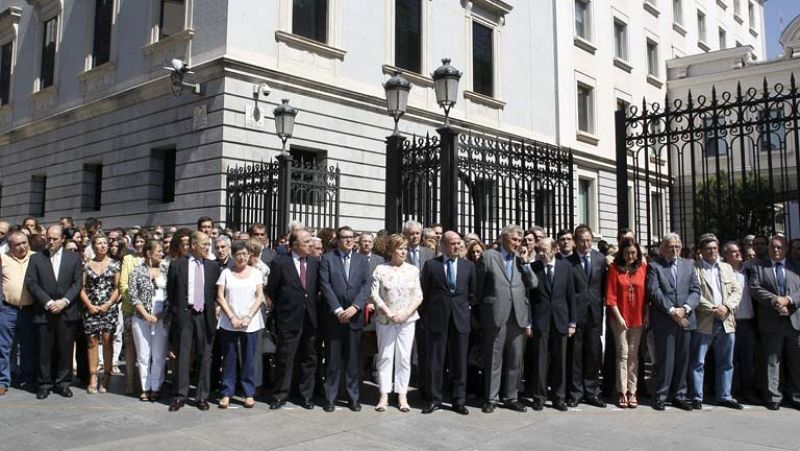 Minuto de silencio en el Congreso, organismos oficiales y partidos políticos en recuerdo de las víctimas 