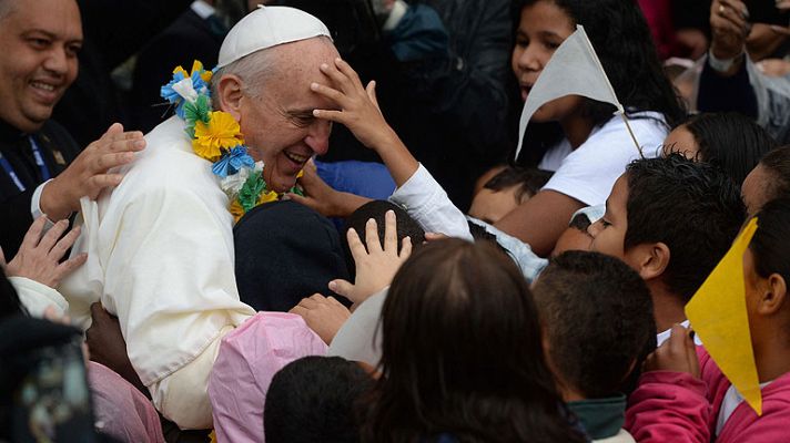 El papa visita las favelas de Río de Janeiro y llama a luchar contra la desigualdad