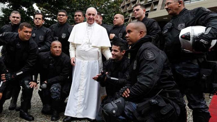 El papa visita una favela de Rio