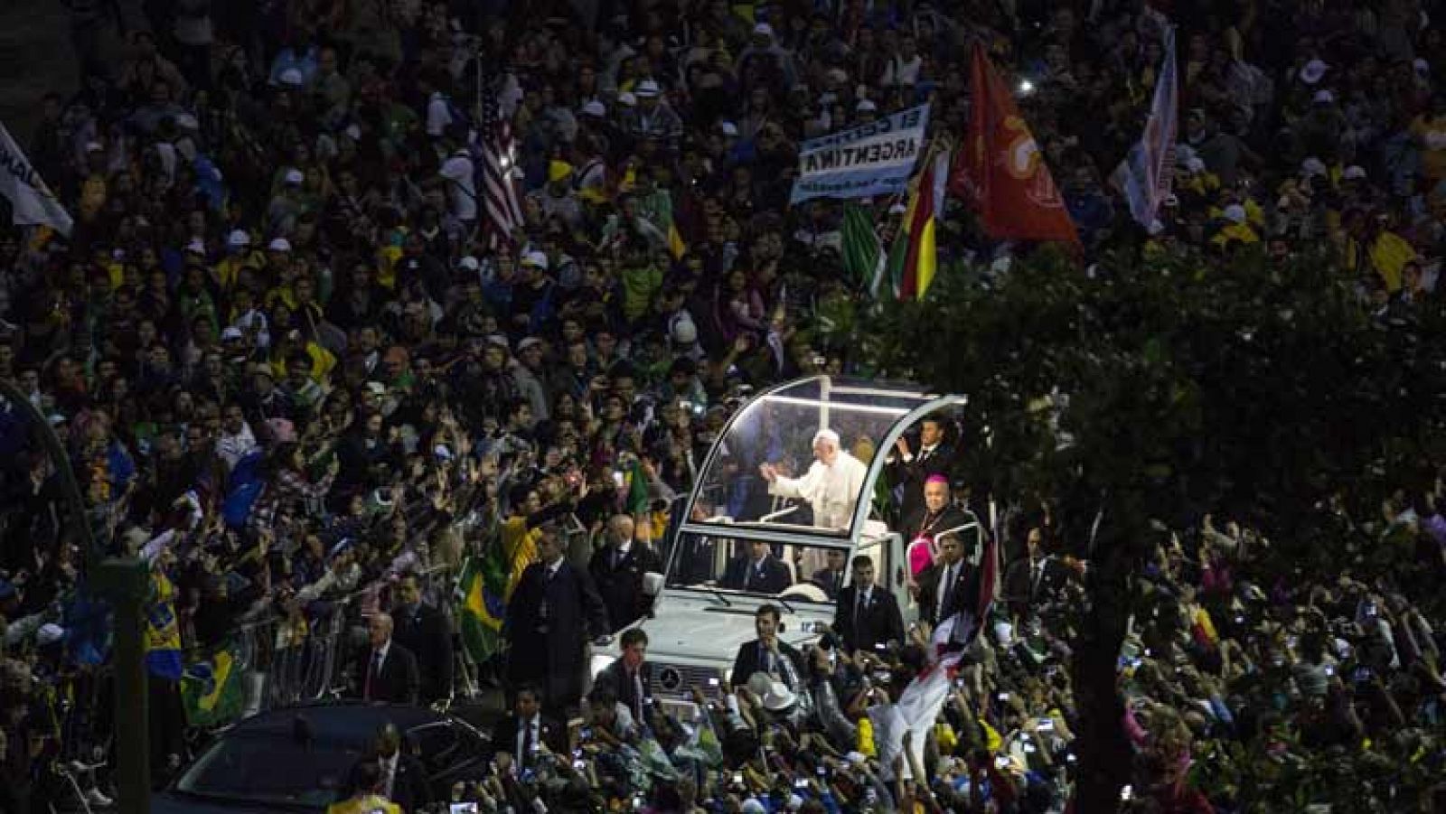 Telediario 1: Más de un millón de jóvenes dan la bienvenida al papa en Copacabana | RTVE Play