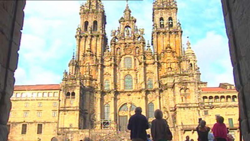 Compostelanos y peregrinos hacen su homenaje a las víctimas en la plaza del Obradoiro 