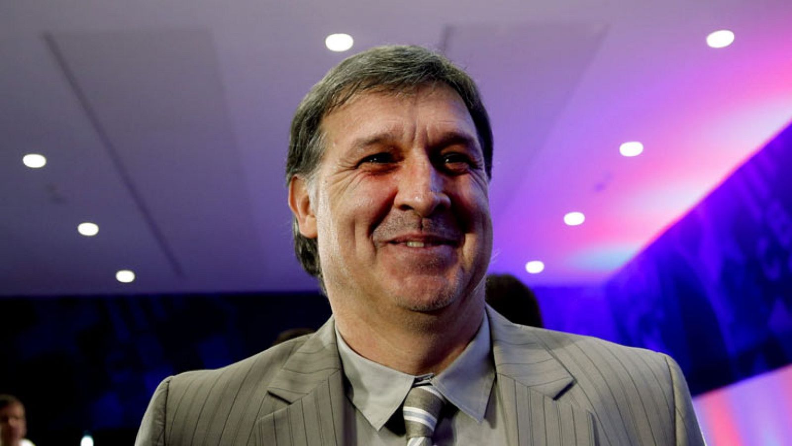 En su presentación, Gerardo Martino comenzó con unas palabras de recuerdo y apoyo a Tito Vilanova. También dijo que sería "un fracaso absoluto" no conquistar un título esta temporada, que Cesc Fábregas se queda en el Barça y negó que Leo Messi hubier