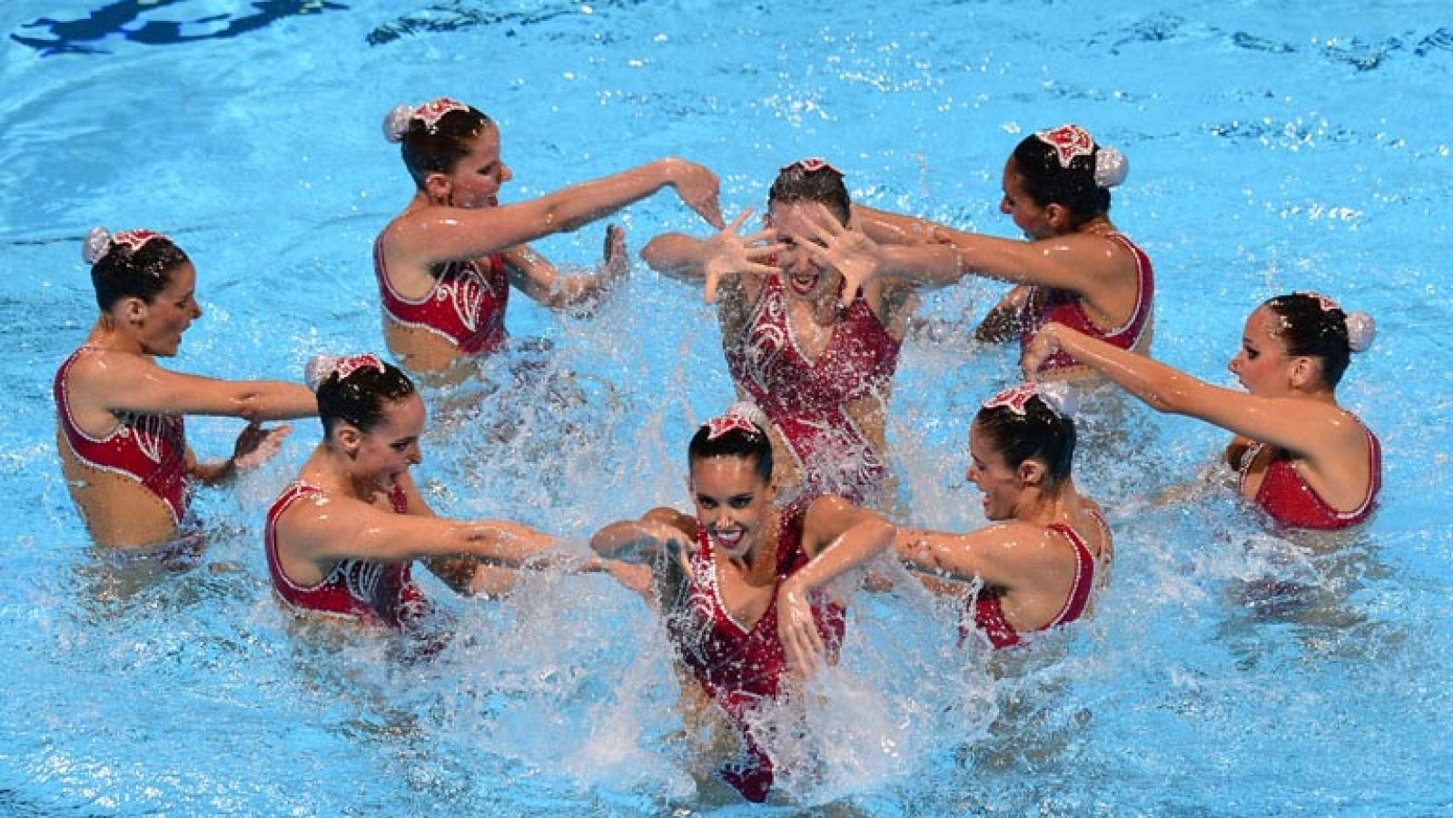 El equipo español de la natación sincronizada está de enhorabuena. Sin las chinas en la piscina, se han colgado su segunda plata, sexto metal en estos Mundiales de Natación de Barcelona, tras sumar una nota de 94.230. Las rusas se han llevado el oro y las ucranianas el bronce.