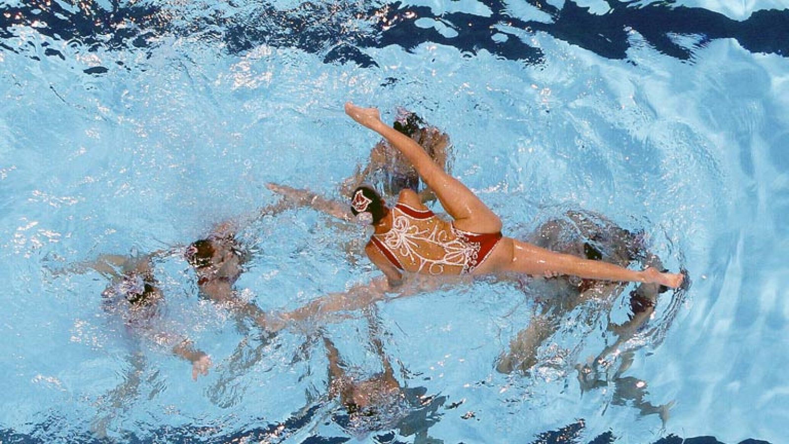 Las españolas se han llevado la plata con un ejercicio de 94.230. El equipo ruso suma su sexto oro en Barcelona con una nota de 97.400. Las ucranianas se han colgado el bronce con una puntuación de 93.640. España puede lograr el pleno de medallas con el combo libre del sábado. Las chicas de la sincro llevan seis medallas, dos de plata y cuatro de bronce.