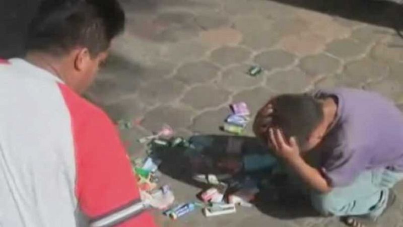 Despedido un funcionario en México por humillar a un niño en la calle
