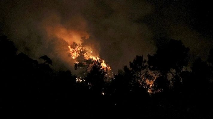 Informativo 24h - Estabilizado el incendio del municipio barcelonés de Vallirana que mantiene a 150 personas desalojadas