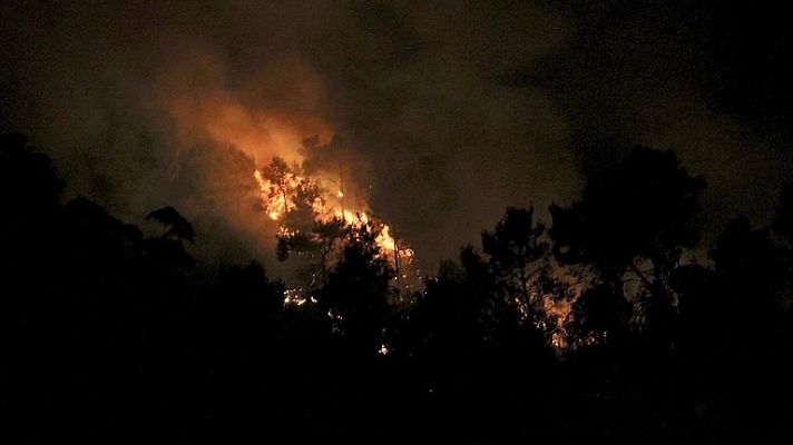 Estabilizado el incendio del municipio barcelonés de Vallirana que mantiene a 150 personas desalojadas