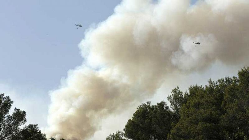 Continúa activo el incendio que ha asolado la sierra de la Tramuntana de Mallorca. 