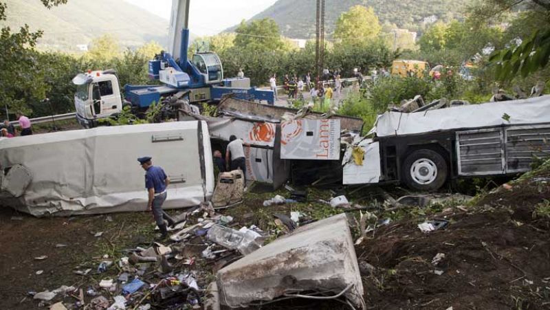 Al menos 38 personas muertas, y otras 10 heridas de gravedad en un accidente de autobús en Italia. 