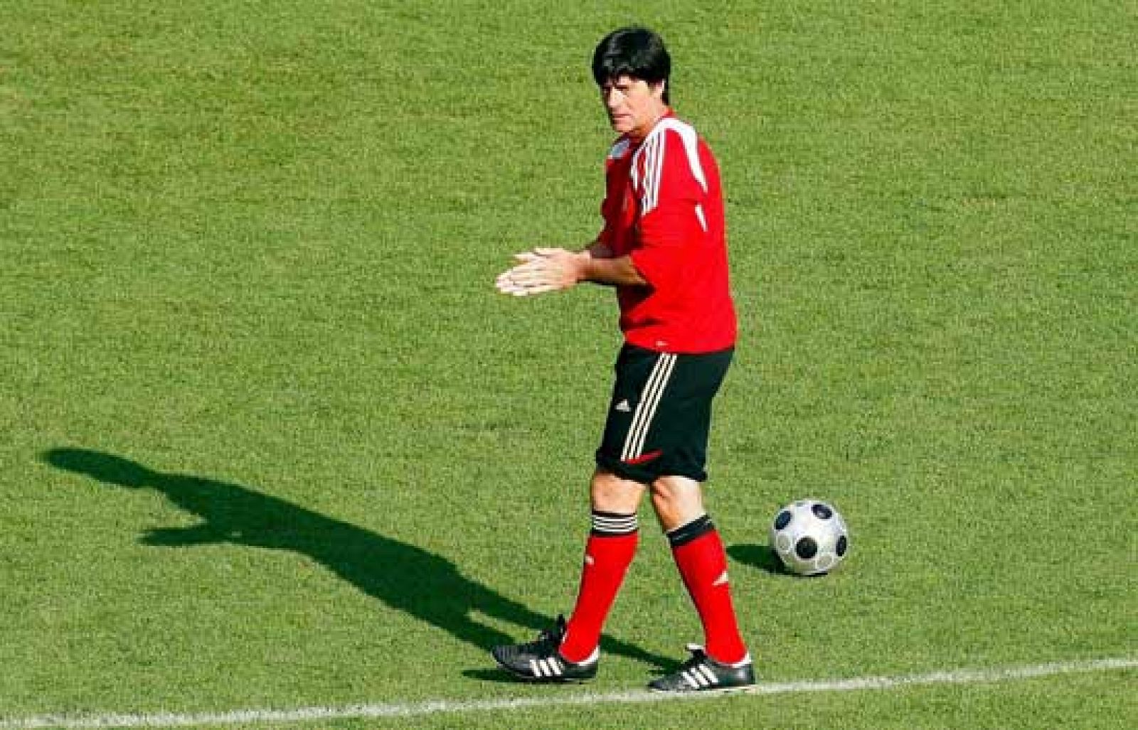 La afición alemana será mayoría en Viena sobre la española. El seleccionador alemán aún confía en que su capitán, Michael Ballack, se recupere para jugar la final (29/06/08).