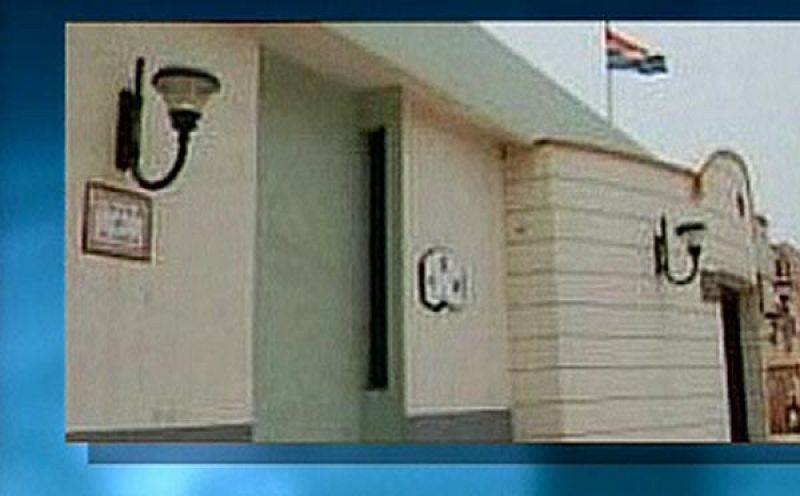  Polémica en Canarias por un cura que puso una bandera gay en su iglesia