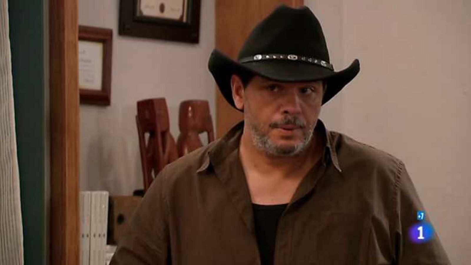 Las bandidas - Capítulo 36 - Alonso sigue intentando convencer a Fabiola de que su amor es sincero pero ella sigue encerrada en su no creerle por culpa de lo que vió - Ver ahora