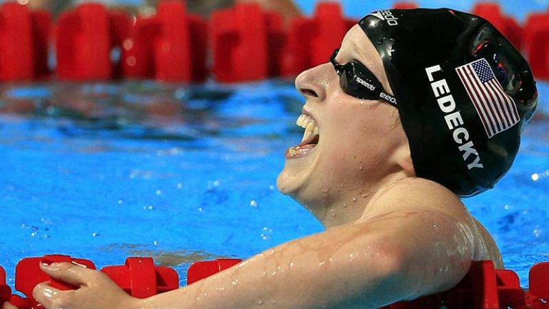 Vuelve a ver la final íntegra de 1500 libre femenino de los Mundiales de Natación de Barcelona, en la que la estadounidense Katie Ledecky ha nadado de manera casi sobrehumana, y ha pulverizado el récord del mundo, rebajándolo en más de 6 segundos. La