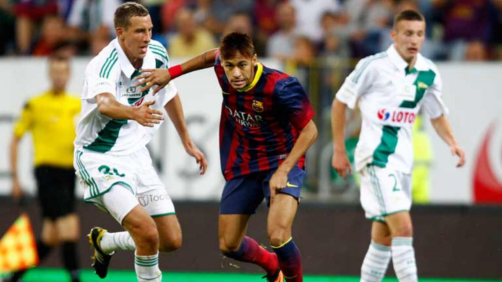 Ni Messi ni el debut del brasileño Neymar, que finalmente no coincidió con el argentino en el terreno de juego, fueron suficientes para superar al Legia Gdansk polaco, que con rápidos contraataques logró un empate (2-2) ante un Barça que poco tuvo qu