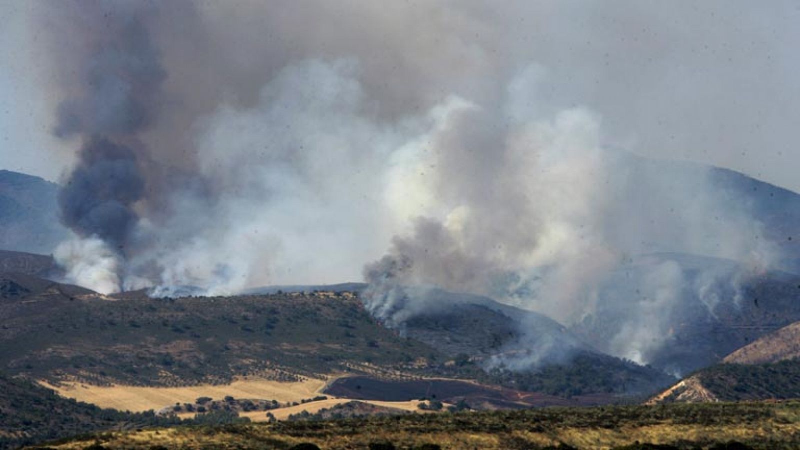Evacuados los vecinos de Valdesoto y Tortuero por un incendio en Guadalajara
