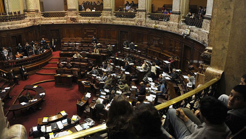 salud Húmedo Soportar Telediario 1: El Congreso de los Diputados de Uruguay aprueba la  legalización de la marihuana | RTVE Play