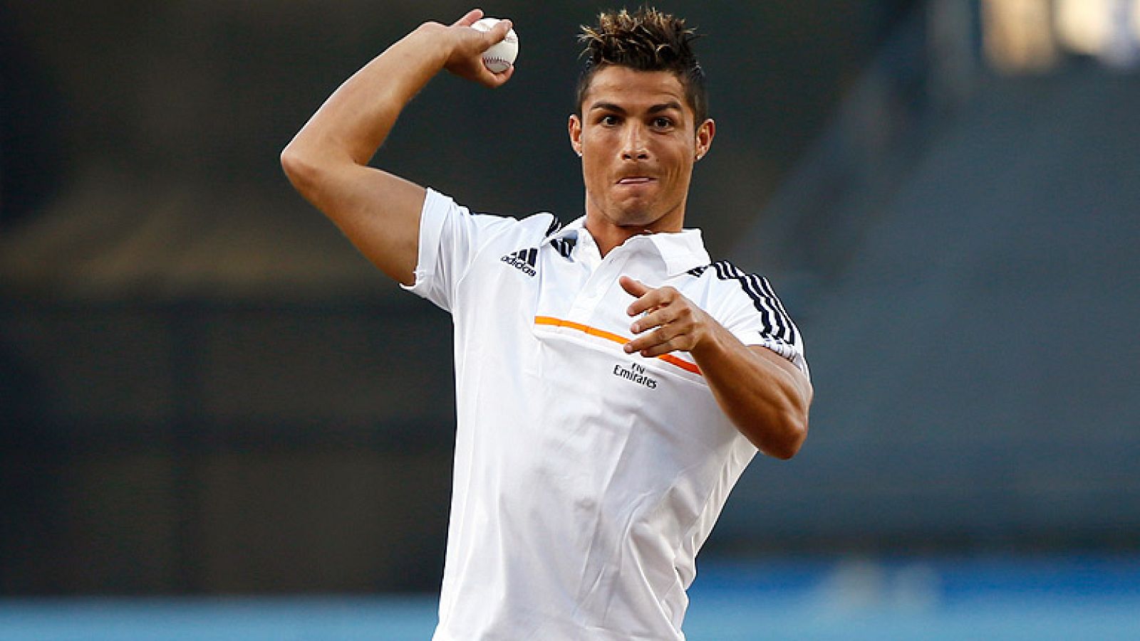 El 'crack' portugués del Real Madrid, Cristiano Ronaldo, ha efectuado el saque de honor en el Dodgers-Yankees de béisbol. El equipo madridista jugará esta noche contra Los Ángeles Galaxy.