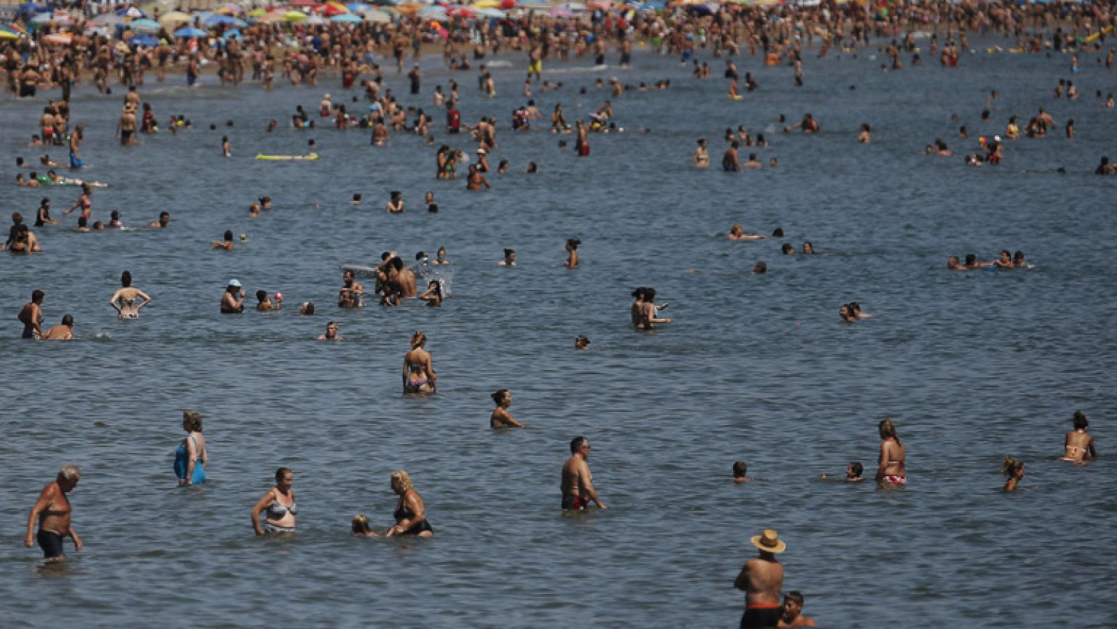 Vuelven los bañistas a la playa de la Malvarrosa en Valencia | Ver
