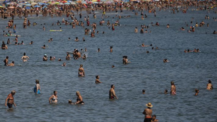 Vuelven los bañistas a la playa de la Malvarrosa en Valencia