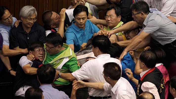 Trifulca en el Parlamento de Taiwan