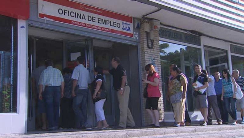 El número de parados registrados bajó en julio en 64.866 personas respecto al mes anterior