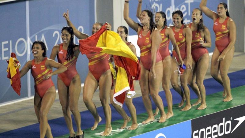 Las chicas de Miki Oca se hicieron con el oro en los Mundiales de Natación de Barcelona, con la Piscina de Picornell como escenario. Mismo paisaje que hace 21 años asistió a la derrota en la final de los Juegos de Barcelona de sus predecesoras.