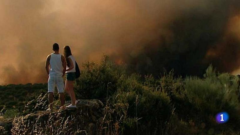 Varios vecinos desalojados por el incendio en Cebreros