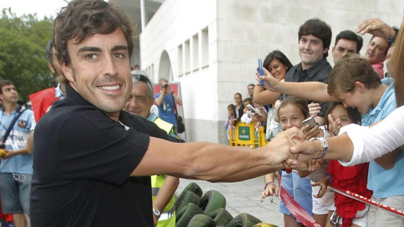 Alonso muestra su lado más solidario en Gijón