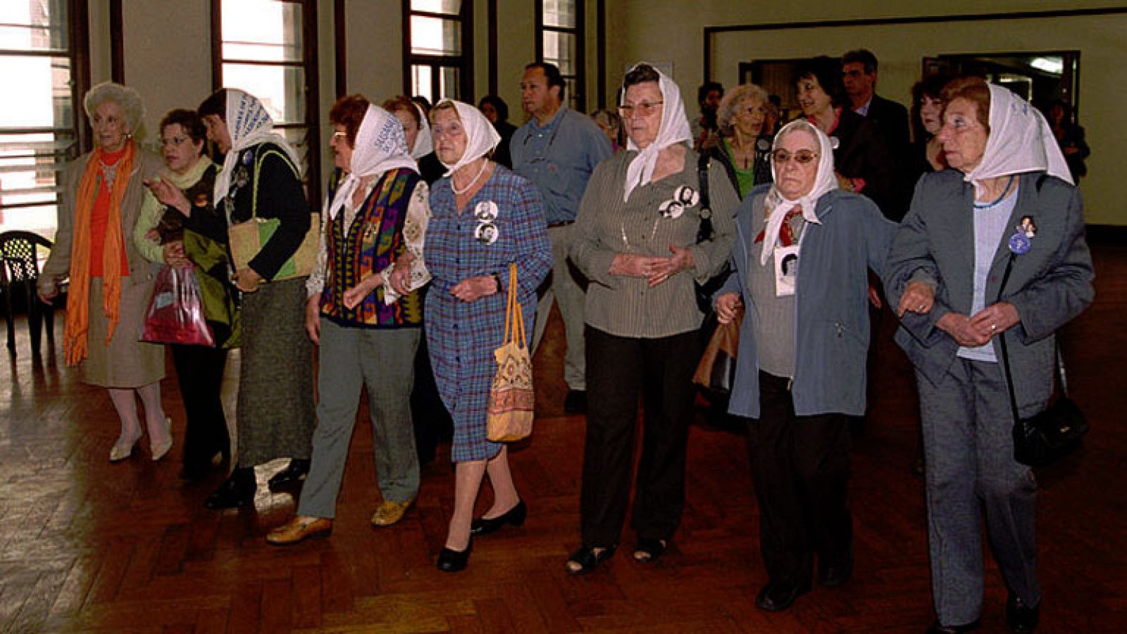 Argentina pone en marcha un programa de recuperación de los niños desaparecidos durante la dictadura militar con la llegada de la democracia.